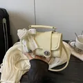 Bolso cuadrado amarillo crema con colgante de corazón de perla y lazo de encaje - Amarillo
