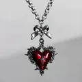 Collier gothique avec cœur rouge, croix argentée et accents de roses et d'épines - Rouge