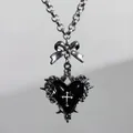 Collier punk gothique avec cœur noir, croix argentée et nœud sur une chaîne en métal - Noir