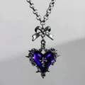 Collier gothique punk avec cœur violet, croix argentée et détail de nœud en métal - Bleu
