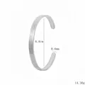 Vue détaillée du bracelet jonc en acier inoxydable montrant le diamètre de 6,8cm et l'épaisseur - Acier