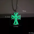 Pendentif croix lumineuse verte avec dimensions et chaîne à billes argentée pour hommes - Vert