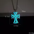 Collier croix luminescent avec effet de lumière cyan et cadre en métal argenté - Lueur Cyan