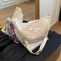 Bolso bandolera de media luna a cuadros naranjas con bordado de oso y correa - Con Colgante / Blanco