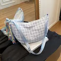Bolso hobo de cuadros azules y blancos con bordados y colgante de borla colorido - Con Colgante / Azul