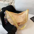 Bolso bandolera de media luna a cuadros amarillos con oso bordado y borla tejida - Con Colgante / Amarillo