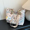Bolso tote blanco elegante con estampado de osos, cadena de perlas y dije de peluche - Con Colgante / Blanco