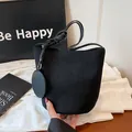 Minimalistische schwarze Matte Beuteltasche mit Knotengurt und rundem Anhänger - Schwarz