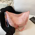 Bolso bandolera de media luna a cuadros rosa con bordado de oso y colgante de borla - Rosa