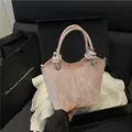 Borsa a secchiello rosa tenue con trama marmorea e manico rotondo in confezione regalo - Rosa