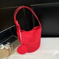 Rote Wildleder-Beuteltasche mit Mehrstrang-Riemen und passendem rundem Münzfach - Rot