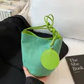 Sac seau vert néon en suédine avec pochette ronde assortie et fine bandoulière élégante - Vert