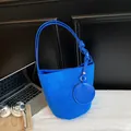 Sac seau bleu Klein en daim doux avec poignée tressée et détail de breloque ronde - Bleu