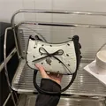 Borsa a mano dolce in seersucker bianco con fiocco nero e ciondolo a cuore da donna - Verde