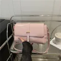 Rosafarbene Umhängetasche aus glänzendem PU-Leder mit goldenem Schloss und schmalem Gurt - Rosa