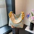 Borsa a mano azzurra con ricamo a farfalla dorata e manico decorativo in perline legno - Padiglione Blu