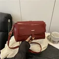 Sac bandoulière carré en cuir verni bordeaux avec boucle en cœur dorée élégante - Rouge