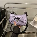 Borsa sottobraccio viola chiaro in seersucker con fiocchi neri e tracolla - Viola