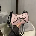 Borsa sottobraccio in seersucker rosa con fiocco nero e ciondolo a cuore in argento - Rosa