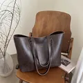 Grande borsa tote marrone minimalista in pelle opaca con lunghe cinghie a tracolla - Marrone Scuro
