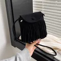 Sac à bandoulière noir en daim avec de longues franges et un rabat minimaliste - Noir