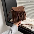 Sac bandoulière rétro en daim marron foncé avec de longues franges et des pompons - café