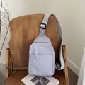 Sac de poitrine en nylon gris tendance avec sangle réglable sur chaise en bois - Gris