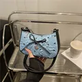 Borsa a spalla in seersucker azzurro con fiocchi neri e ciondolo a cuore - Blu