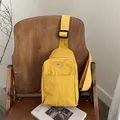Sac bandoulière minimaliste en nylon jaune gingembre avec sangle réglable et logo M - Jaune