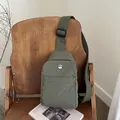 Sac de poitrine en nylon vert olive avec bandoulière réglable et logo M métallique - Vert