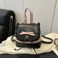 Piccolo zainetto a secchiello Balletcore con fiocco rosa e volant su pelle nera - Nero