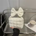 Bolso acolchado blanco con asa de lazo grande y cierre de cremallera dorada - Blanco