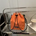 Lebhafte orangefarbene Beuteltasche mit Creative Cat-Label und gewebtem Schultergurt - Orange
