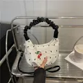 Borsa a spalla bianca plissettata con manico nero e ciondolo a forma di ciliegia - Con Ciondolo / Bianco