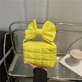 Bolso acolchado amarillo brillante con asa de lazo grande y textura acolchada - Amarillo