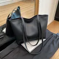 Bolso tote de cuero negro con letras doradas y asas dobles delgadas para uso diario - Negro