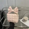 Bolso acolchado rosa claro con asa de lazo grande y cremallera dorada de diseño - Rosa