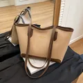 Bolso tote grande de cuero camel con asas marrón oscuro y letras doradas elegantes - Caqui