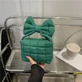 Bolso acolchado verde minimalista con asa de lazo grande y detalle de cremallera dorada - Verde