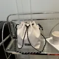 Minimalistische cremefarbene Segeltuch-Beuteltasche mit schwarz-weißem Seilriemen - Weiß
