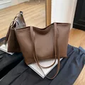 Elegante bolso tote marrón de piel sintética con letras doradas de New York modernas - café