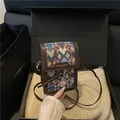Minibolso bandolera vintage con motivos de rombos coloridos y colgante de resina rosa - Azul