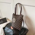 Elegante bolso de cubo marrón oscuro con estampado M y colgante de metal dorado - café