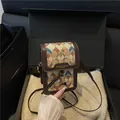 Mini bolso bandolera con diseño geométrico de rombos coloridos y correa de color marrón - Caqui