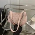 Borsa a spalla rosa trapuntata con ricami di fiocchi e tracolla in perle - Rosa