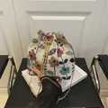 Borsa a secchiello in tela floreale con catena dorata e nappa di perle vintage - Colorato