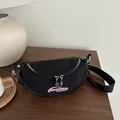Borsa a tracolla a mezzaluna in tela nera con ricamo di lettere rosa vivace - Nero