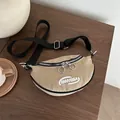 Borsa a tracolla a mezzaluna in tela kaki con ricamo e finiture nere a contrasto - Cachi