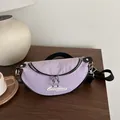 Marsupio in tela lavanda a mezzaluna con ricamo e tracolla regolabile nera - Viola