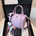 Borsa a gnocco lavanda con logo in metallo, tracolla larga e ciondolo a forma di panda - Viola